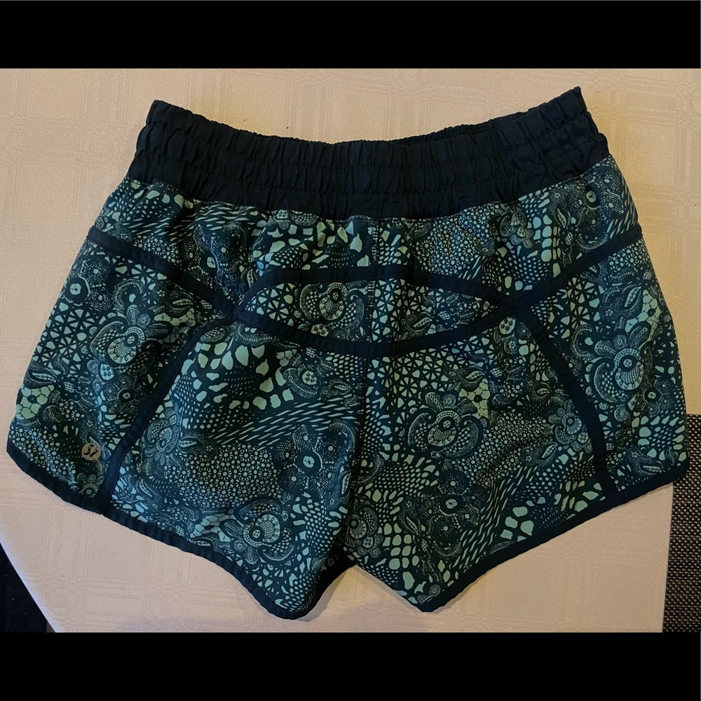 Lululemon shorts size 6!💚